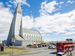 Autobús turístico junto a la Hallgrímskirkja