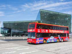 Autobús turístico junto al Harpa