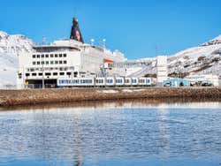 Ferri en el puerto de Seydisfjordur