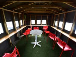 Interior de la caseta de observación
